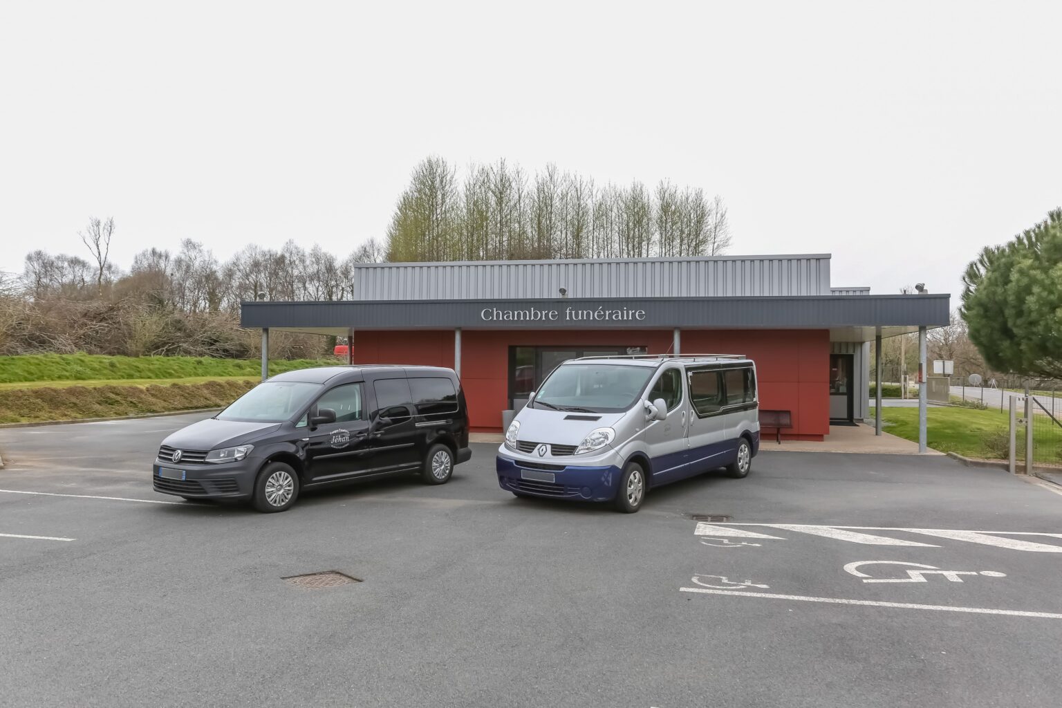 deux corbillard devant chambre funeraire