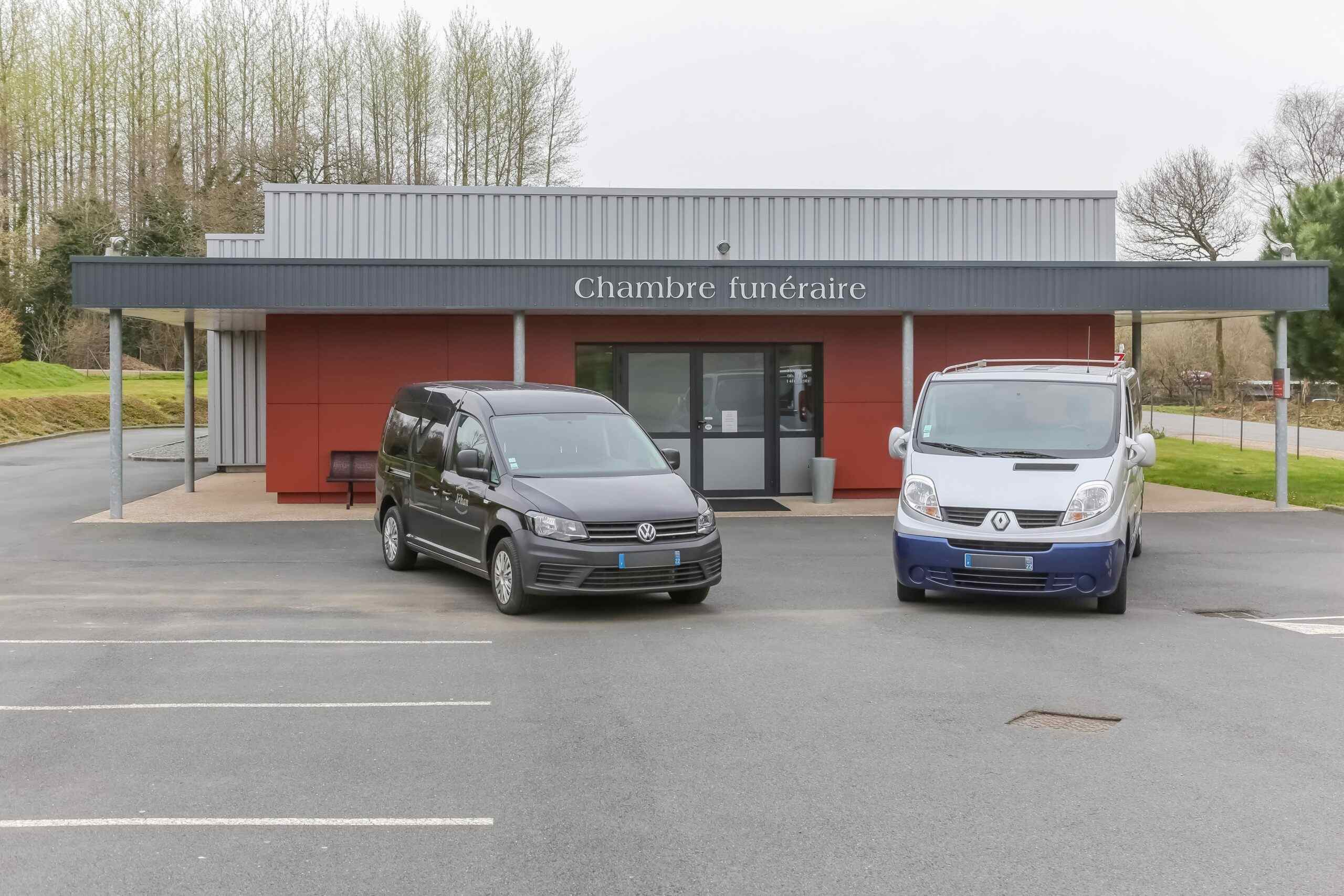 deux corbillard devant chambre funeraire